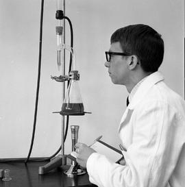 Photograph of a student applying heat to a sealed flask