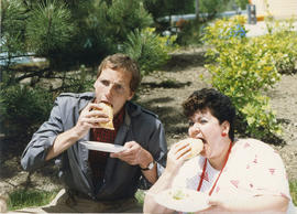 Photograph of Gary Gellert, Maria Gonsalves at the President's faculty and staff barbecue