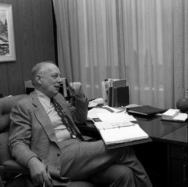 Photograph of Gordon Wragg sitting in his office