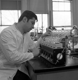 Photograph of a Chemical Technology student preparing to start a fluid agitator