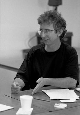Photograph of author Peter Carey in a creative writing workshop