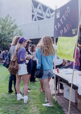 Photograph of students attending the SAC Discovery Week BBQ orientation events