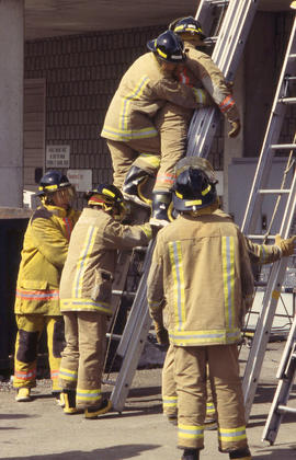 A photograph of Firefighting students simulating a rescue operation