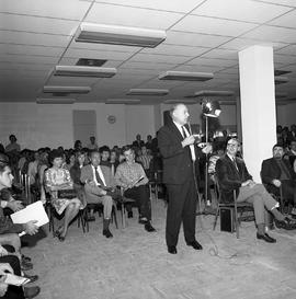 Photograph of Gordon Wragg speaking at an unknown event