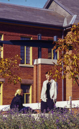 Photograph of students outside Lakeshore cottage