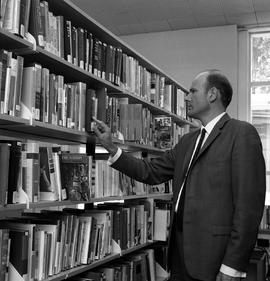 Photograph of David Pugsley in the library at James S. Bell