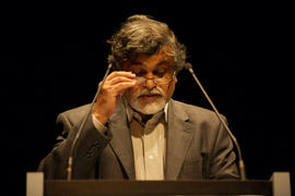 M. G. Vassanji speaking at workshop : [photograph]
